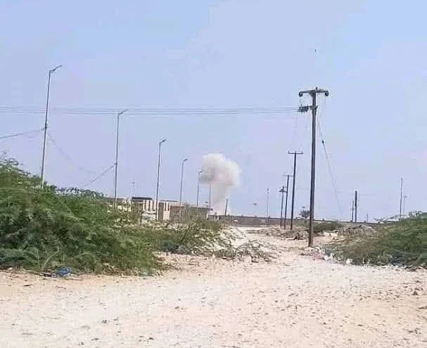 استنفار عسكري يقطع الطرق بين المكلا وغيل باوزير عقب استهداف مطار الريان