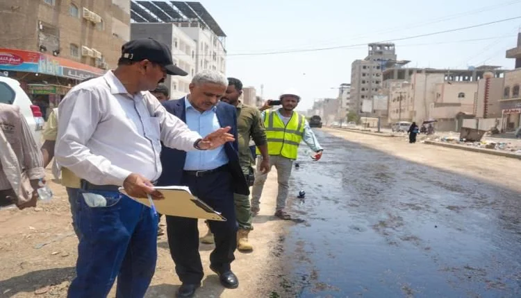 تفقد ميداني لرئيس صندوق صيانة الطرق لمتابعة التجهيزات الإسفلتية بطريق التقنية–إنماء في عدن