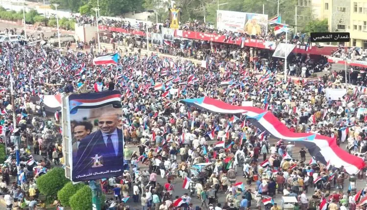 احتشاد جماهيري واسع في ساحة العروض بعدن إحياء للذكرى الـ55 لتأسيس الجيش الجنوبي