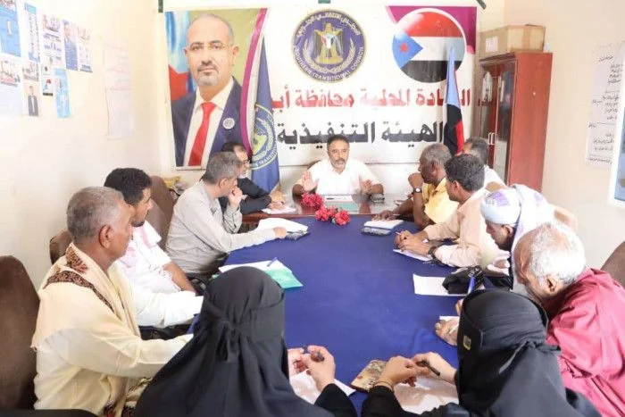 إدارة الانتقالي في أبين تقف أمام تفاقم أزمة الغاز وتستعرض التداعيات المعيشية بالمحافظة