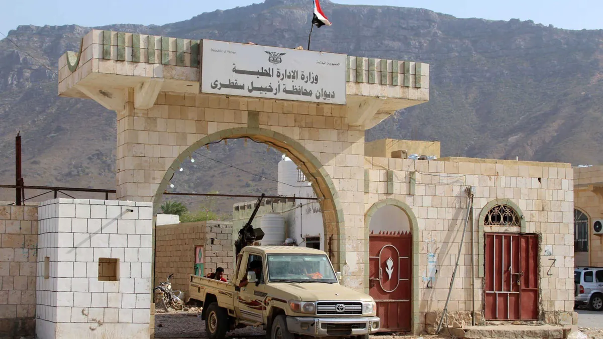 وصول مئات الوافدين من مأرب إلى سقطرى يثير تساؤلات حول أبعاد التحركات العسكرية في الأرخبيل