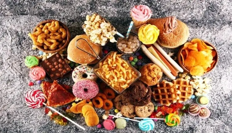أطعمة يُوصى بتجنبها بعد سن الأربعين للحفاظ على الصحة