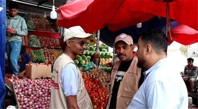 حملة رقابية تضبط مخالفات تجارية في منطقة بئر أحمد بمديرية البريقة