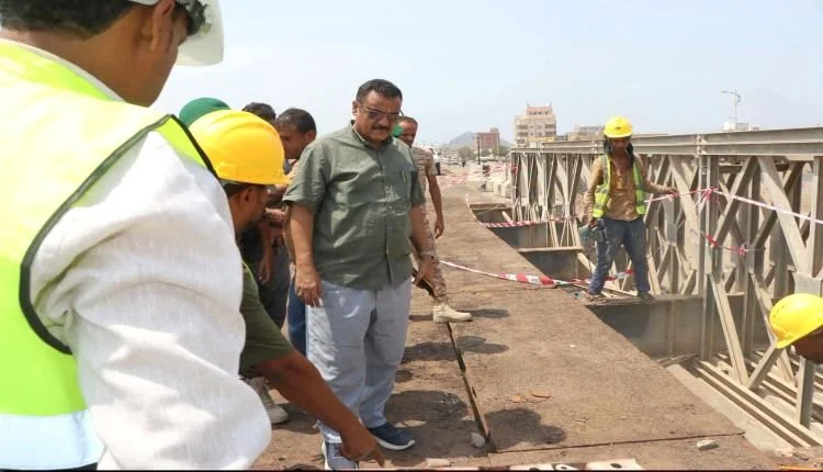 بدء أعمال صيانة جسر البريقة الحديدي بعد سنوات من الإغلاق لفك الاختناقات المرورية بعدن