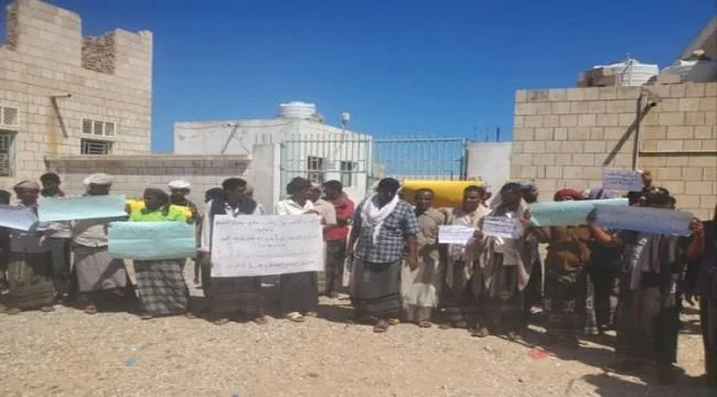 معلمو سقطرى المتعاقدون ينتفضون في وقفة احتجاجية للمطالبة بمستحقاتهم المالية المتأخرة