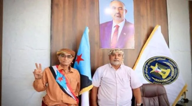 انتقالي حضرموت يدين إزالة أعلام الجنوب من شوارع المكلا ويتضامن مع الشاعر عاطف الكلدي