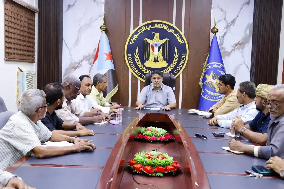 انتقالي عدن يناقش تداعيات تزايد النزوح من الساحل الغربي وتعز وتأثيراته الخدمية والأمنية
