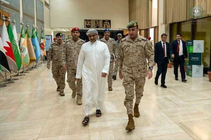 ظهور طارق صالح بالزي المدني في الرياض يثير جدلاً واسعاً وتساؤلات حول طبيعة اللقاء