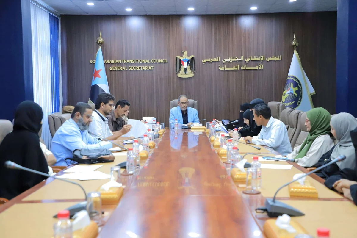 الهيئة السياسية للمجلس الانتقالي تناقش تداعيات التصعيد البحري وأعباء النزوح على الخدمات في عدن
