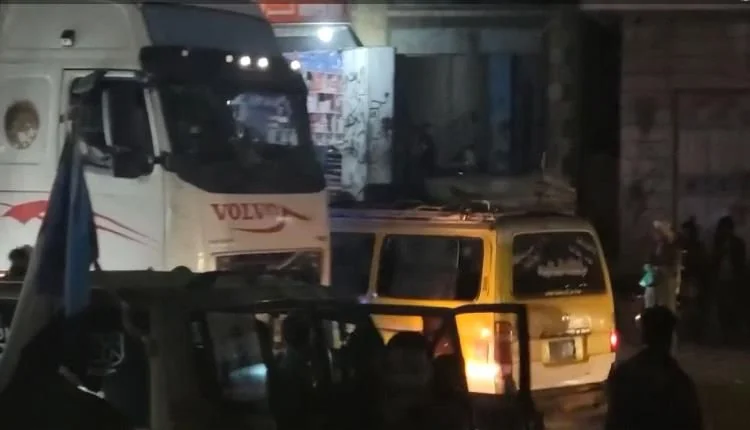 فتح الخط العام بين الضالع وعدن عقب إنهاء احتجاجات شعبية في مفرق الأزارق