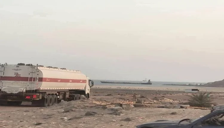 مسلحون يستولون على ناقلة نفط شرق المكلا وسط تزايد نشاط التهريب عبر ميناء قنا المغلق