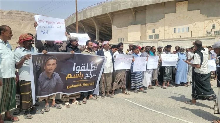 احتجاجات شعبية في سيئون تطالب قوات درع الوطن بإطلاق سراح القيادي باسم دويل ومرجان