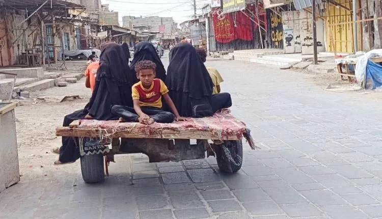 شلل في حركة المواصلات بين لحج وعدن جراء شح الغاز وارتفاع أسعاره إلى أرقام قياسية