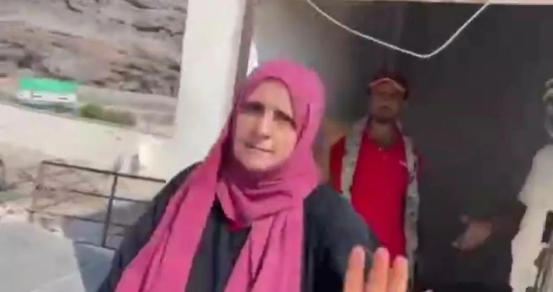 اعتداء على مسؤول إعلامي في المنصورة خلال تغطيته احتجاجات تربوية بالعاصمة عدن