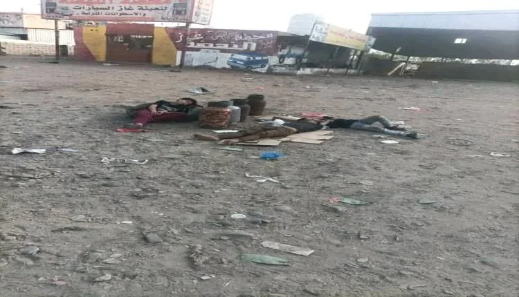 مشهد مؤلم: أطفال ينامون على التراب في طوابير الغاز بعدن