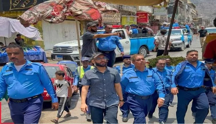 حملة لإزالة العوائق المرورية في مديرية صيرة بعدن بقيادة العقيد عادل طاهر