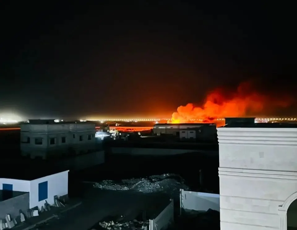 سقوط قتلى وجرحى في انفجارات استهدفت معسكراً لقوات «درع الوطن» شمالي عدن