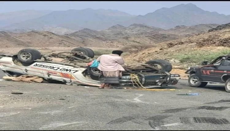 نجاة ركاب سيارة من حادث انقلاب على طريق ثنهة الجبلي بيافع