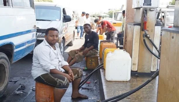 جرعة سعرية جديدة في أسعار الوقود بمدينة عدن تثير غضب الشارع