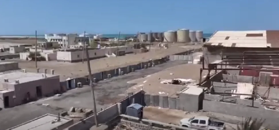 مشاهد مصورة تكشف استحداث ثكنات عسكرية وتحصينات تحت الأرض في ميناء المخا