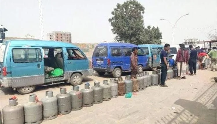 اختناق حاد في إمدادات الغاز يضاعف أعباء الحياة بمدينة عدن