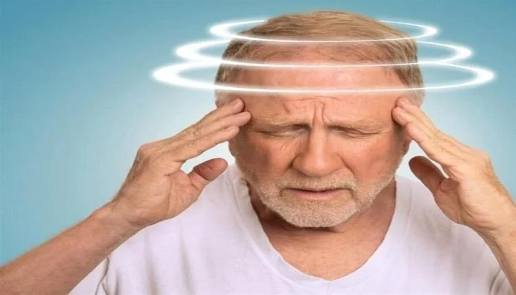 أسباب الدوار عند النهوض المفاجئ وطرق التمييز بين أنواعه الطبية