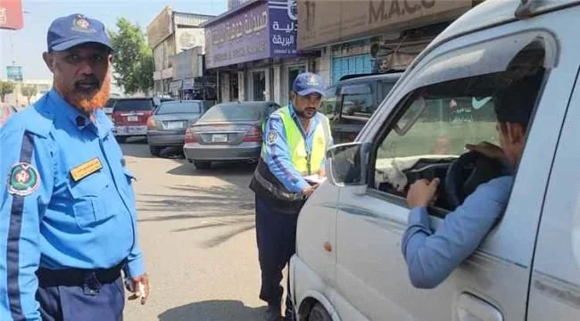 شرطة السير تكثف حملاتها الميدانية لضبط المركبات المخالفة وإنهاء الاختناقات المرورية بالبريقة