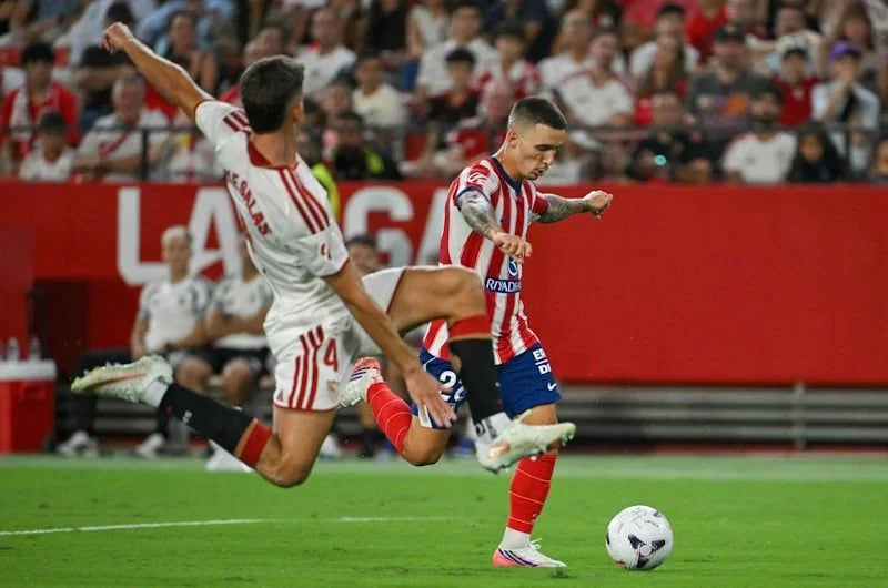 أتلتيكو مدريد يتصدر الدوري الإسباني مؤقتا بانتصار ثمين على إشبيلية