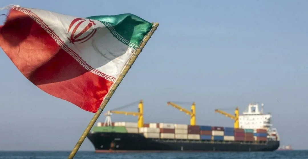 مواجهة في مضيق هرمز.. القوات الأمريكية تعلن تدمير زورقين إيرانيين لمنع السيطرة على سفينة مسيّرة