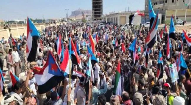 حشود مليونية في مدينة عتق إحياءً لذكرى ثورة الرابع عشر من أكتوبر واستجابة لدعوة الانتقالي