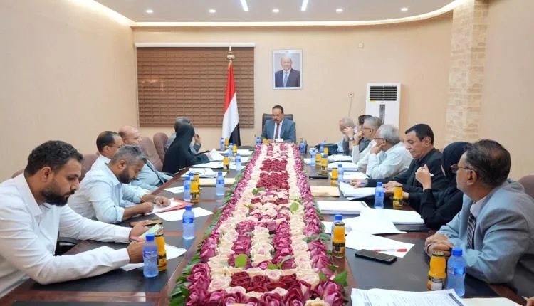 اجتماعات روتينية في عدن لبحث المشاريع المتعثرة وسط تدهور شبكات الطرق