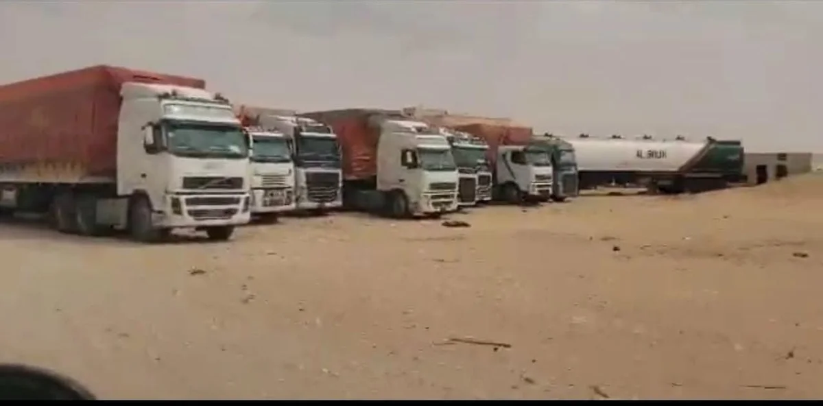 احتجاز 20 شاحنة تجارية في نقطة العبر بحضرموت يثير استياءً واسعاً وسط معاناة إنسانية للسائقين