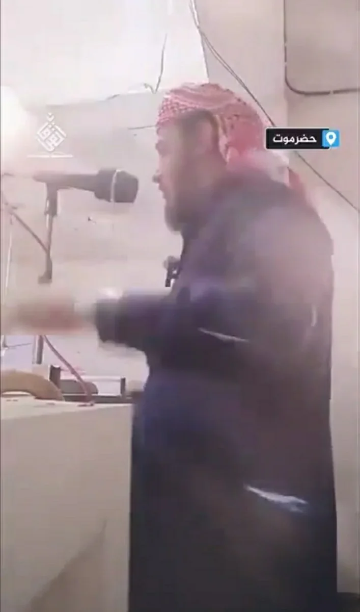 إمام مسجد في حضرموت يرفض دعوة العليمي للنفير العام ويطالب المسؤولين بالعودة للداخل