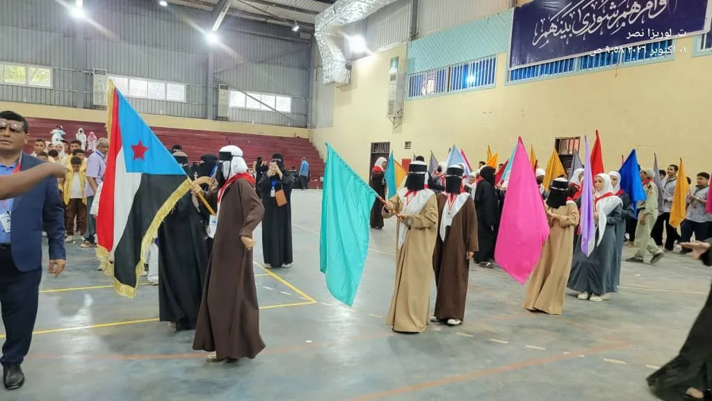 طالبات في عدن يتجاوزن قيود منع رفع العلم الجنوبي خلال فعالية مدرسية