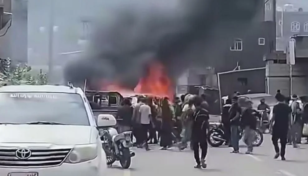احتجاجات حاشدة في الضالع تقيد تحركات وزير الدفاع في الحكومة المدعومة من التحالف وتطالب بعودة الداعري