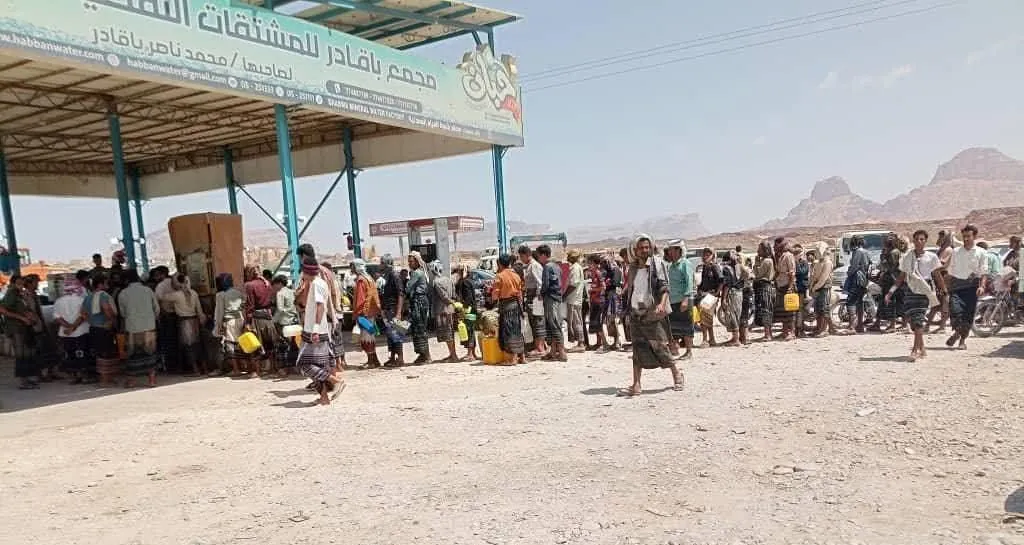 سائقو ناقلات الوقود يوقفون الإمدادات إلى شبوة احتجاجاً على احتجاز شحناتهم في عتق