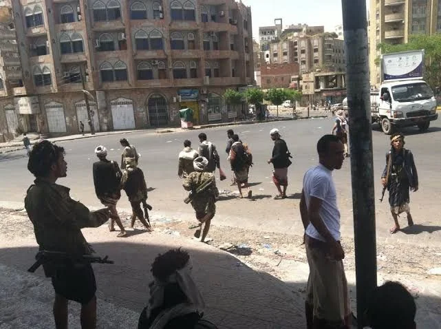 اتُهمت بالتحصن في الأحياء واحتكار الغاز.. اتهامات للقوات الإخوانية في تعز بالمتاجرة بالوضع الإنساني