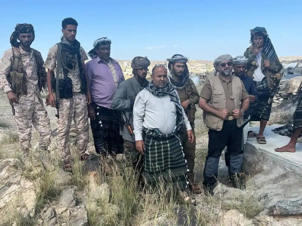 جولة ميدانية لقيادات عسكرية وسياسية لتفقد الجبهات المتقدمة في يافع