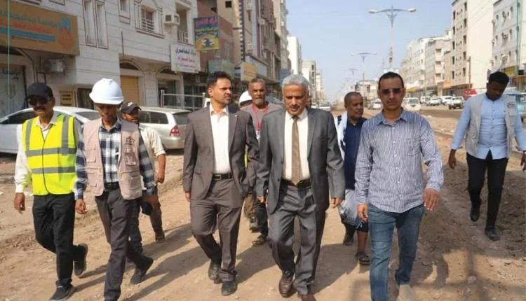 مسؤول بصندوق الطرق يتفقد مشروعاً حيوياً في عدن وسط مطالبات بجودة التنفيذ