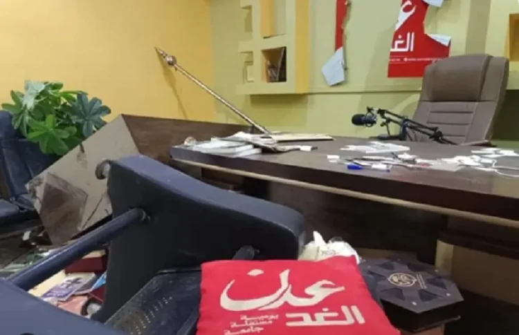استقالة نائب رئيس تحرير "عدن الغد" تكشف عن خلافات مالية داخل المؤسسة