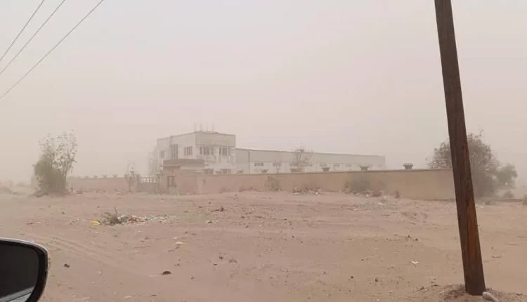 عاصفة ترابية تضرب الحوطة وتبن وشلل مروري يضاعف معاناة السكان في لحج