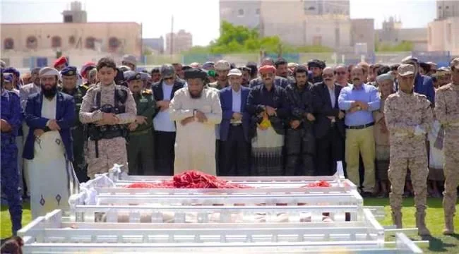 شبوة تودع عدداً من منتسبي أجهزتها الأمنية عقب استهداف معسكر العلم