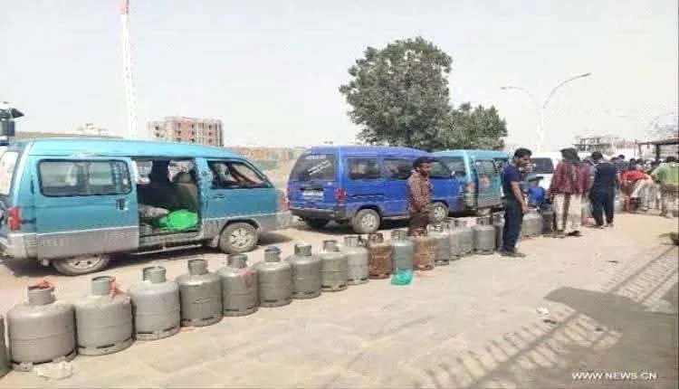 شح الغاز المنزلي يفاقم أزمة المعيشة في عدن والسوق السوداء تضاعف أسعاره