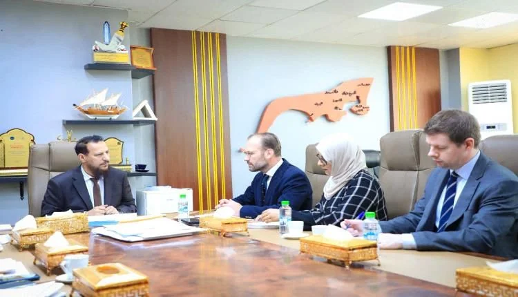 محافظ عدن يبحث مع مستشار أممي سبُل إنعاش الاقتصاد وتحسين الخدمات في العاصمة