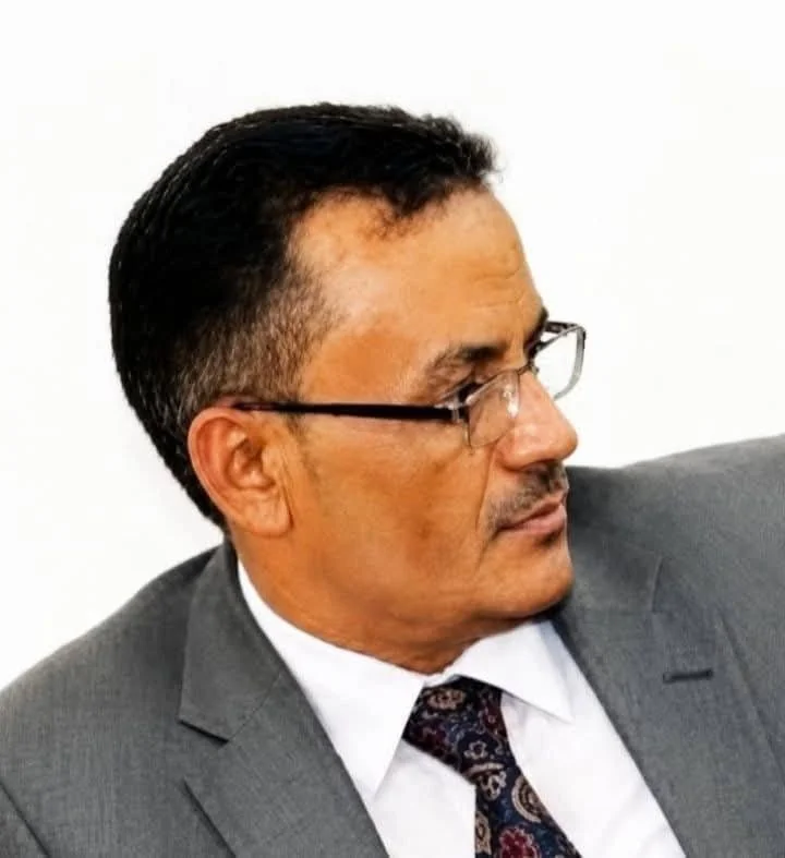 مسؤول بالمجلس الانتقالي ينقد إجراءات بشأن الرموز الجنوبية في عدن بالتزامن مع المواجهات العسكرية