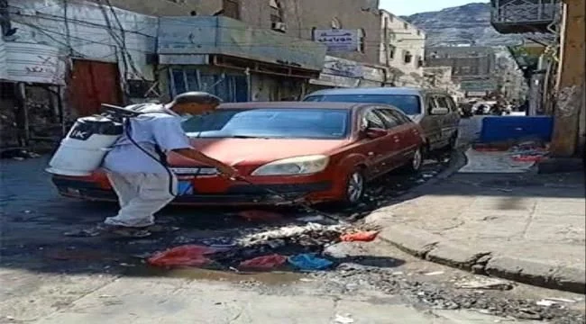 حملة رش وقائية تستهدف الأسواق والمرافق الصحية في التواهي بعدن