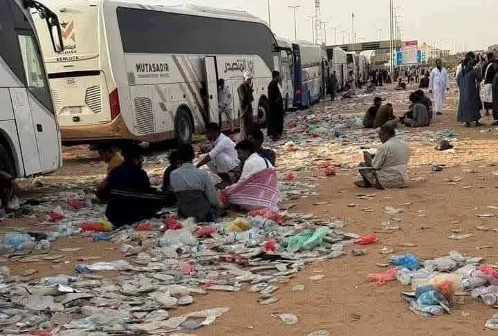 تفاقم معاناة المسافرين عبر منفذ الوديعة بمحافظة حضرموت وسط تدهور الخدمات وتراكم النفايات
