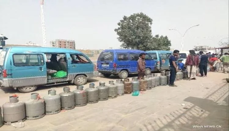 شلل يطال حركة المواصلات والمنازل.. تفاقم حاد في أزمة الغاز بعدن وسط تجاهل حكومي