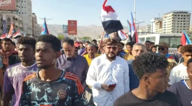 حشود جماهيرية واسعة تتوافد نحو ساحة الاحتفال في حضرموت إحياءً لذكرى ثورة أربعة عشر أكتوبر