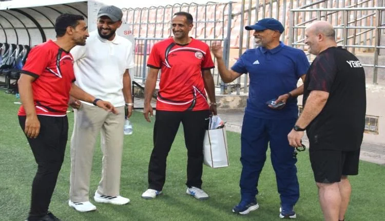 أمين السنيني وعلاء الصاصي يتفقدان تحضيرات المنتخب الوطني في عدن استعداداً لـ «خليجي 27»